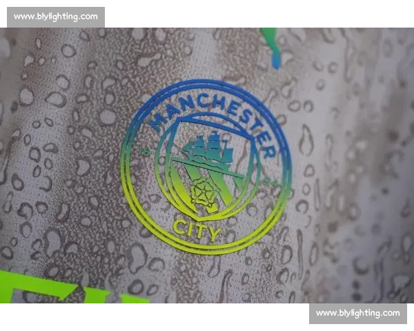 曼城第三球衣惊现银灰荧光绿风暴！百年传统美学遭颠覆