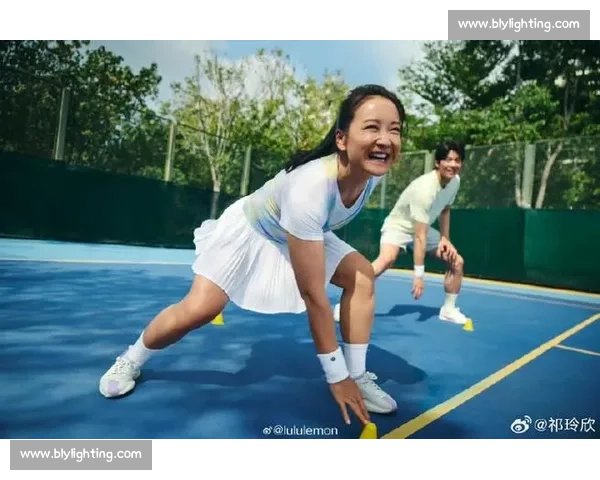 贾玲汪顺网球场燃爆！高马尾短裙造型掀起青春风暴